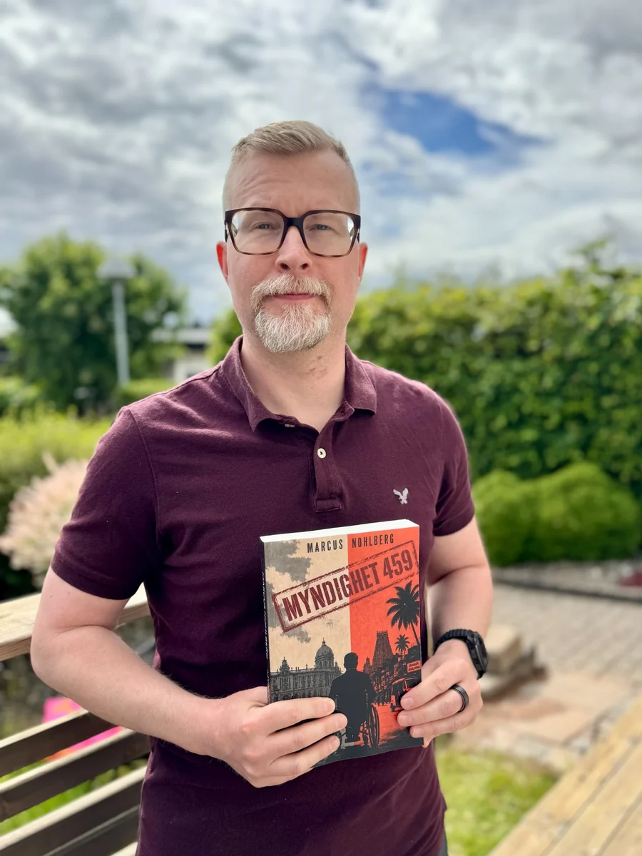 Marcus Nohlberg med den tryckta boken Myndighet 459